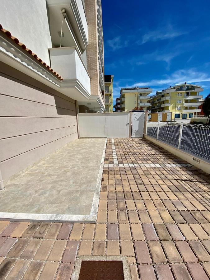 Appartamento Al Mare Con Giardino, Spiaggia E Piscina Alba Adriatica Eksteriør billede